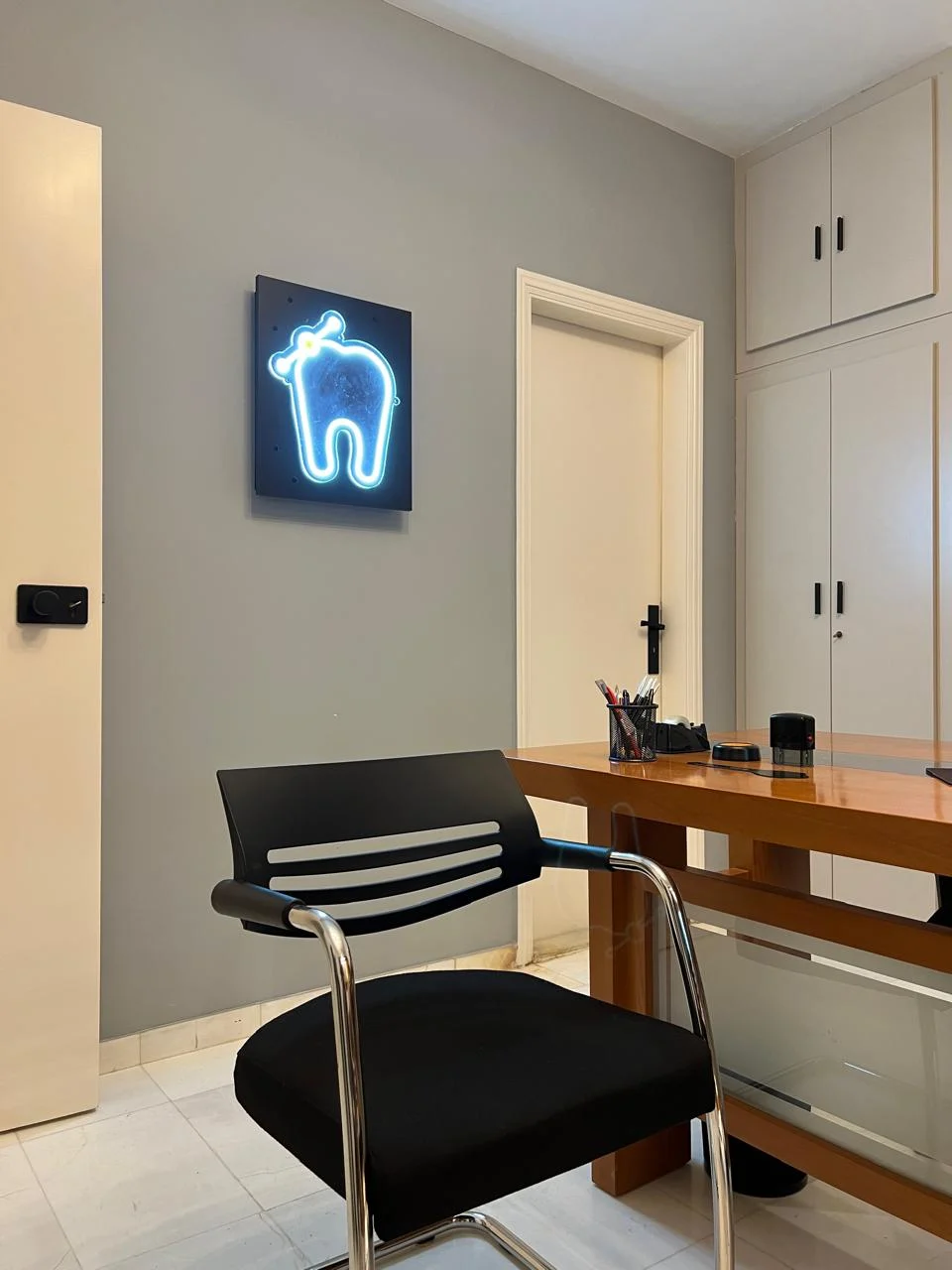 The consultation desk and illuminated tooth sign